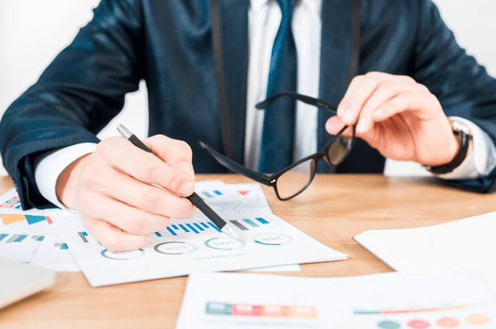 Asesor preparando cierre contable anual en Gestoría autónomos Solutions en Barcelona