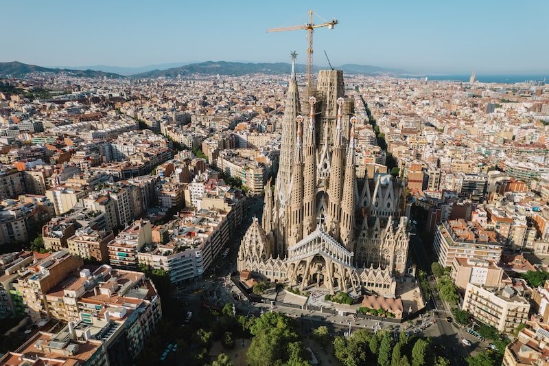 Barcelona vista desde arriba con la Sagrada Família en primer plano para enseñar quienes somos