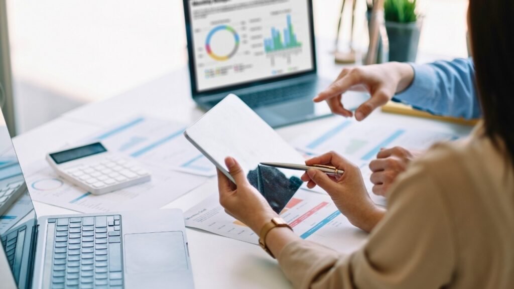 Equipo preparando cierre contable en gestoría para autónomos