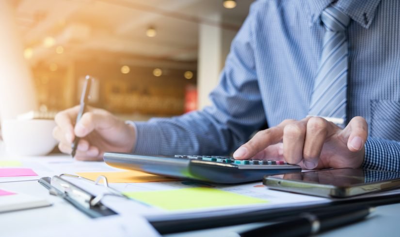 Hombre asesor contable haciendo balances y estados financieros en Gestoría para autónomos en Barcelona